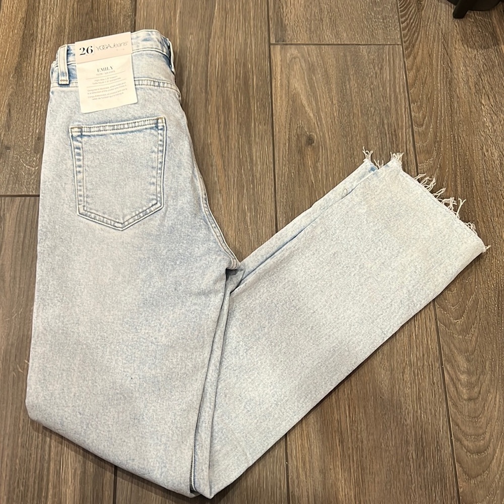 Yoga jeans with distressed, split hem